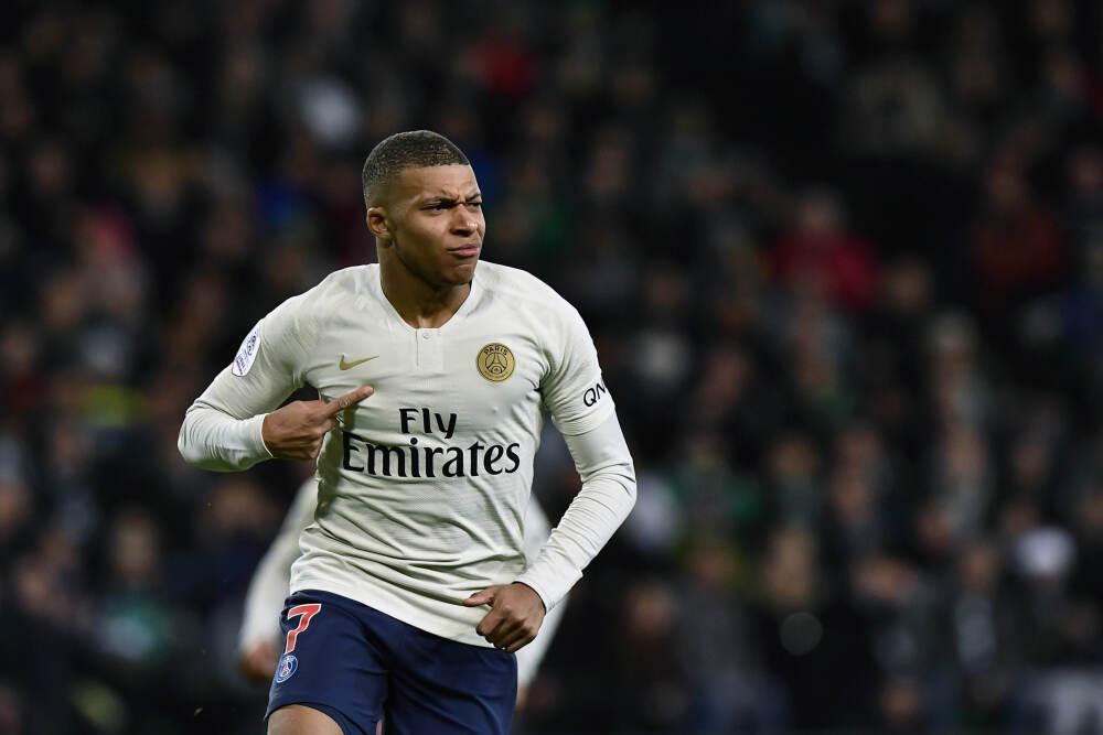 美国航母来势汹汹, 哈梅内伊钻入地堡避难, 美伊难逃一战